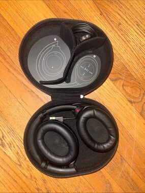 Sony XM4 headphones w/case+charger, excellent condition